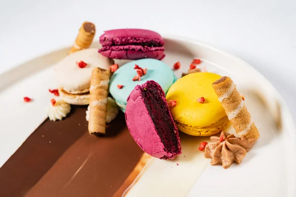 Сладкий Красочный Десерт Макаронами Шоколадом — стоковое фото