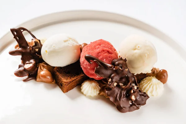 Brownie Con Helado Plato Blanco —  Fotos de Stock