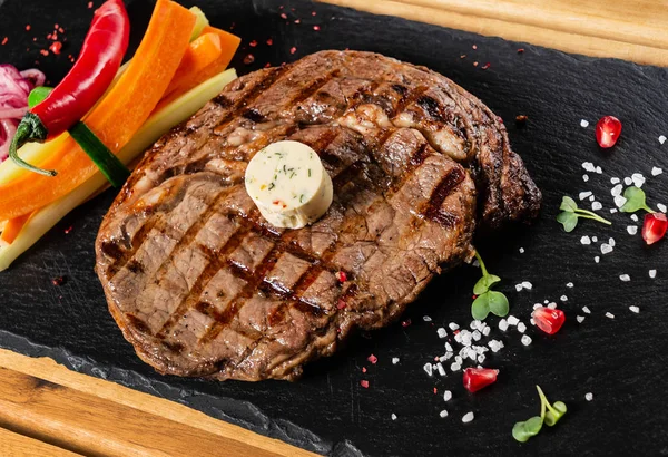 Gegrilde Medium Zeldzame Barbecue Biefstuk Ribeye Met Kruidenboter Snijplank — Stockfoto