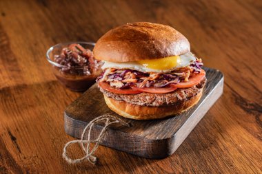 Ev yapımı sığır eti burger gevrek domuz pastırması ve sebze rustik hizmet yönetim kurulu