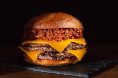 Ev yapımı sığır eti burger gevrek domuz pastırması ve sebze rustik hizmet yönetim kurulu