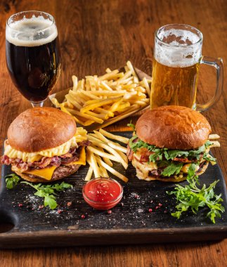 Ev yapımı sığır eti burger gevrek domuz pastırması ve sebze rustik hizmet yönetim kurulu