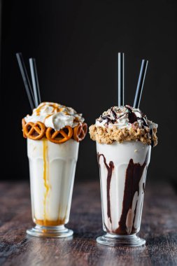 çikolata, karamel ve çırpılmış krema ile deli milkshakes