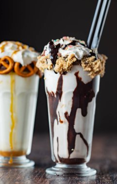 çikolata, karamel ve çırpılmış krema ile deli milkshakes