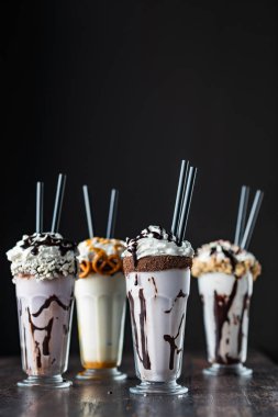 çikolata, karamel ve çırpılmış krema ile deli milkshakes