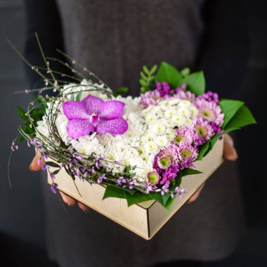 kadın elinde güzel buket 