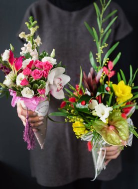 kadın elinde güzel buket 