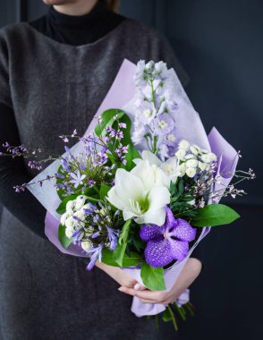 kadın elinde güzel buket 