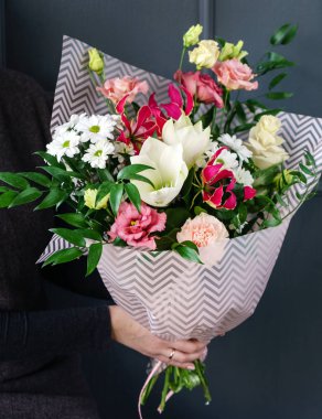 kadın elinde güzel buket 