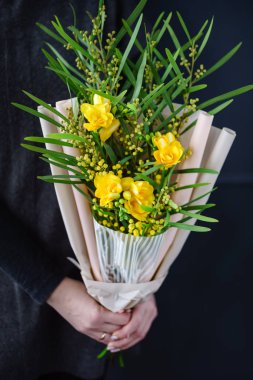 kadın elinde güzel buket 