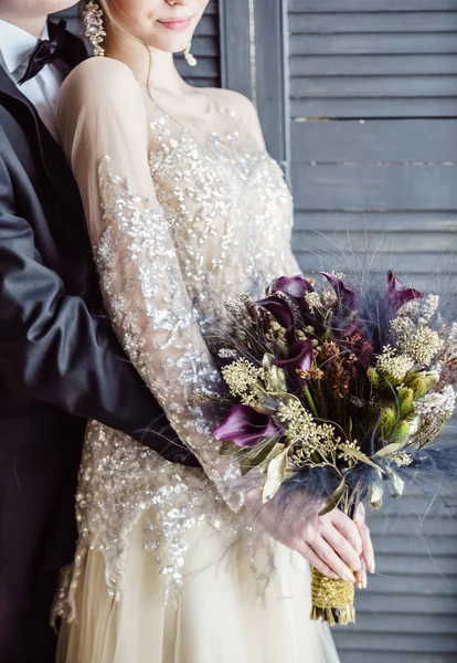 花と結婚式のカップル — ストック写真