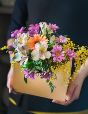 kadın elinde güzel buket 