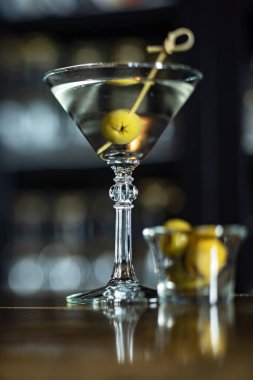 Zeytinli martini kokteyli.