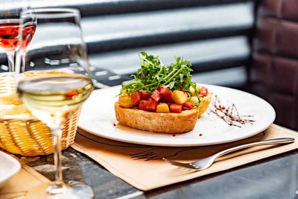 Bruschetta Italiana Tradicional Com Tomate Cereja Queijo Creme Pimentas Folhas — Fotografia de Stock