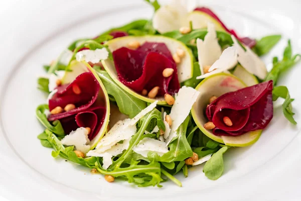 Carpaccio Barbabietole Con Foglie Rucola — Foto Stock