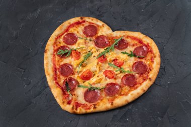 Kalp şeklinde et ve sebzeli pizza. Sevgililer Günü için romantik aşk konsepti. 