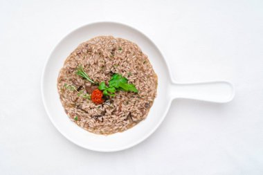 Yemek lezzetli risotto ve mantar, üstten görünüm