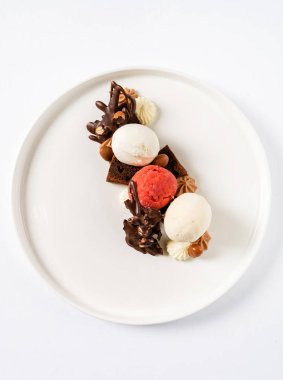 Beyaz tabakta dondurmalı brownie.