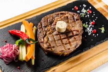 Orta pişmiş ızgara biftek, pirzola ve tereyağı.