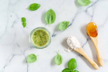 Bal ve kil ile fesleğen maske