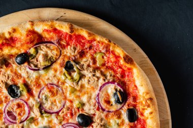 Siyah arka planda pizza.