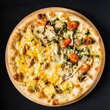 Siyah arka planda pizza.