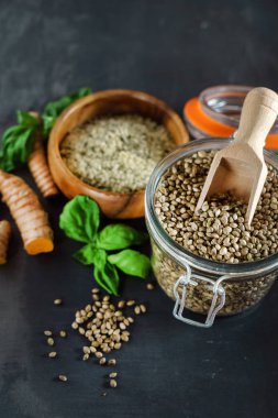 kenevir tohumu siyah arka plan üzerine