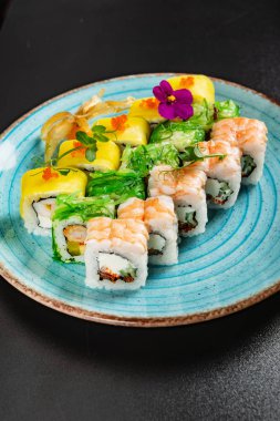 Gökkuşağı suşi rulo ile Somon, yılan balığı, ton balığı, avokado, Kraliyet karides, krem peynir Philadelphia, havyar tobica, chuka. Sushi menüsü. Japon yemekleri