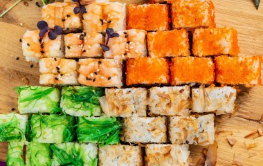 Gökkuşağı suşi rulo ile Somon, yılan balığı, ton balığı, avokado, Kraliyet karides, krem peynir Philadelphia, havyar tobica, chuka. Sushi menüsü. Japon yemekleri