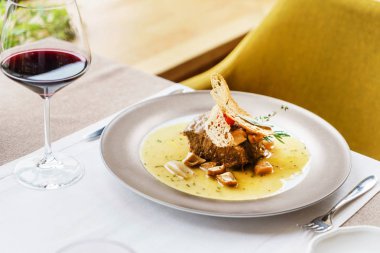 Restoran yemek arka plan. Sulu orta sığır biftek sosu ile 