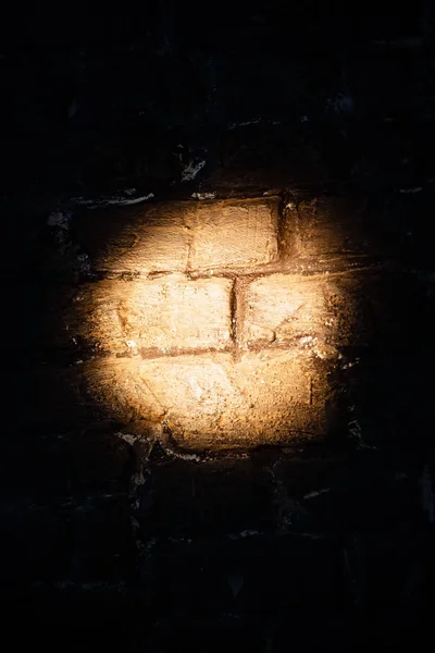 スポット ライト 背景写真テクスチャと暗い赤レンガの壁 — ストック写真