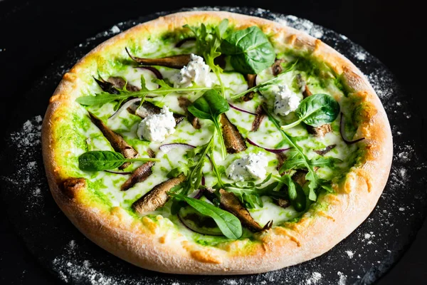 Pizza Mariscos Con Brócoli Espinacas Ensalada Rúcula — Foto de Stock