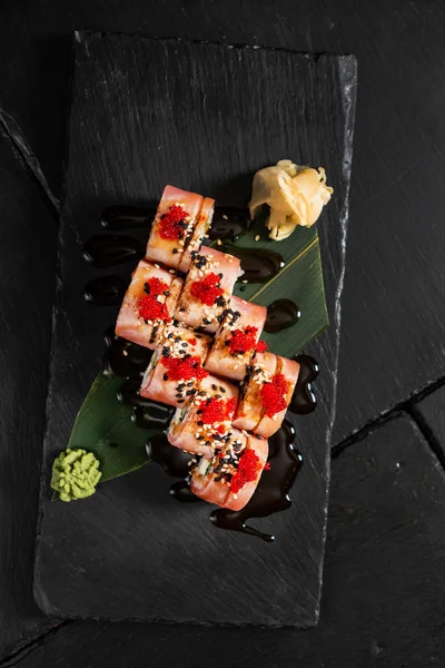 Sushi Set Den Svarta Bakgrunden — Stockfoto