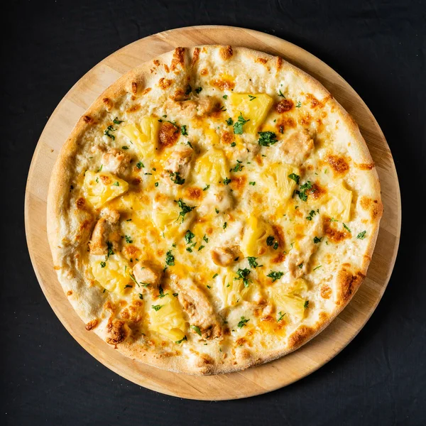 Pizza Auf Schwarzem Hintergrund — Stockfoto