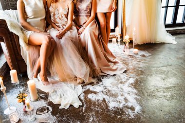 Gelin ve nedimeleri kanepe