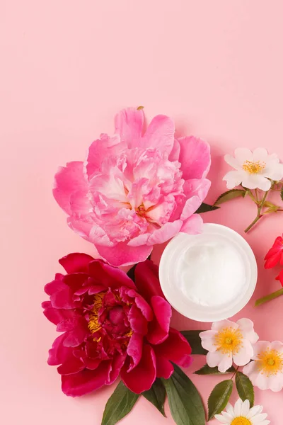 Crema Cosmética Con Flores Rosadas — Foto de Stock