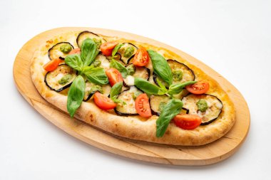 kavrulmuş sebze vejetaryen pizza