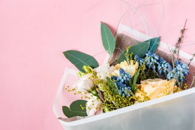 güzel renkli çiçek buketi pembe arka plan üzerinde 