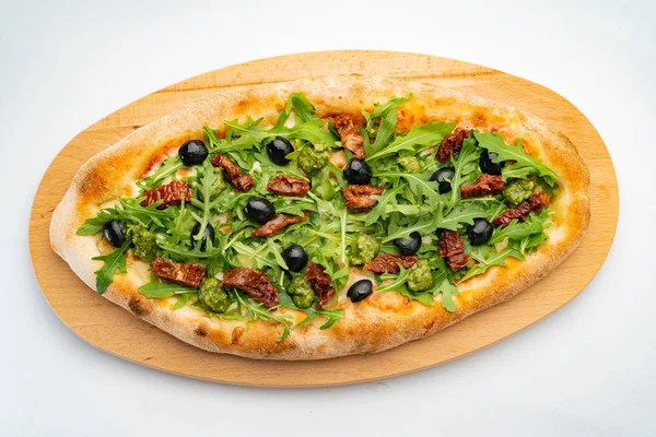 Vegansk Pizza Med Soltorkade Tomater Oliver Och Rucola Sallad — Stockfoto