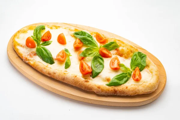 Pizza Margherita Płyty Drewniane Pizza Margarita Pomidorami Bazylią Mozzarellą — Zdjęcie stockowe