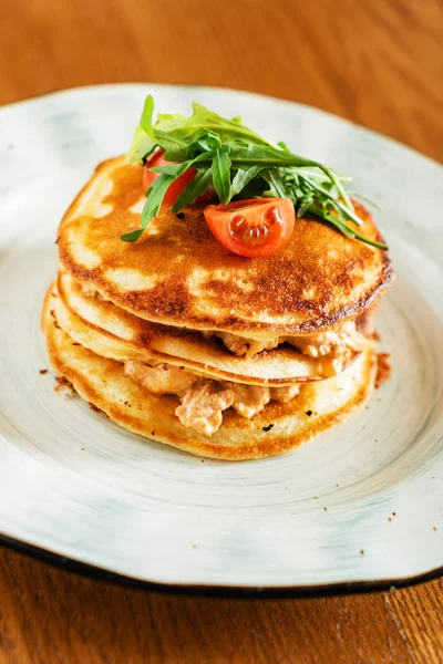 Panquecas Batata Com Frango Salada — Fotografia de Stock