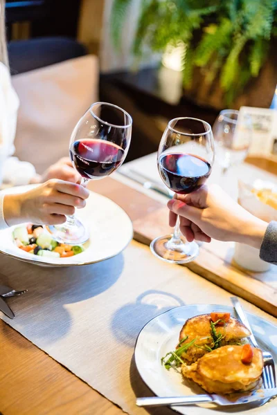 Mann Und Frau Trinken Rotwein Restaurant — Stockfoto