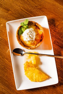 Ananaslı tatlı, yakın çekim. 