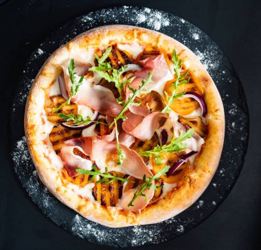 Pizza jambon, Trabzon hurması ve kırmızı soğan ile