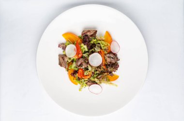 sığır eti ve Trabzon hurması beyaz tabak salata