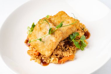 Balık nuggets kızarmış pilav ile