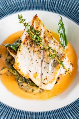 Kızarmış balık fileto. Sosu ve otlar ile cod