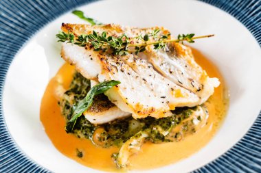 Kızarmış balık fileto. Sosu ve otlar ile cod