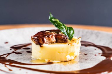 Et ve sos ile patates püresi