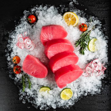 ton balığı kireç, biberiye ve domates buz üzerinde dilim